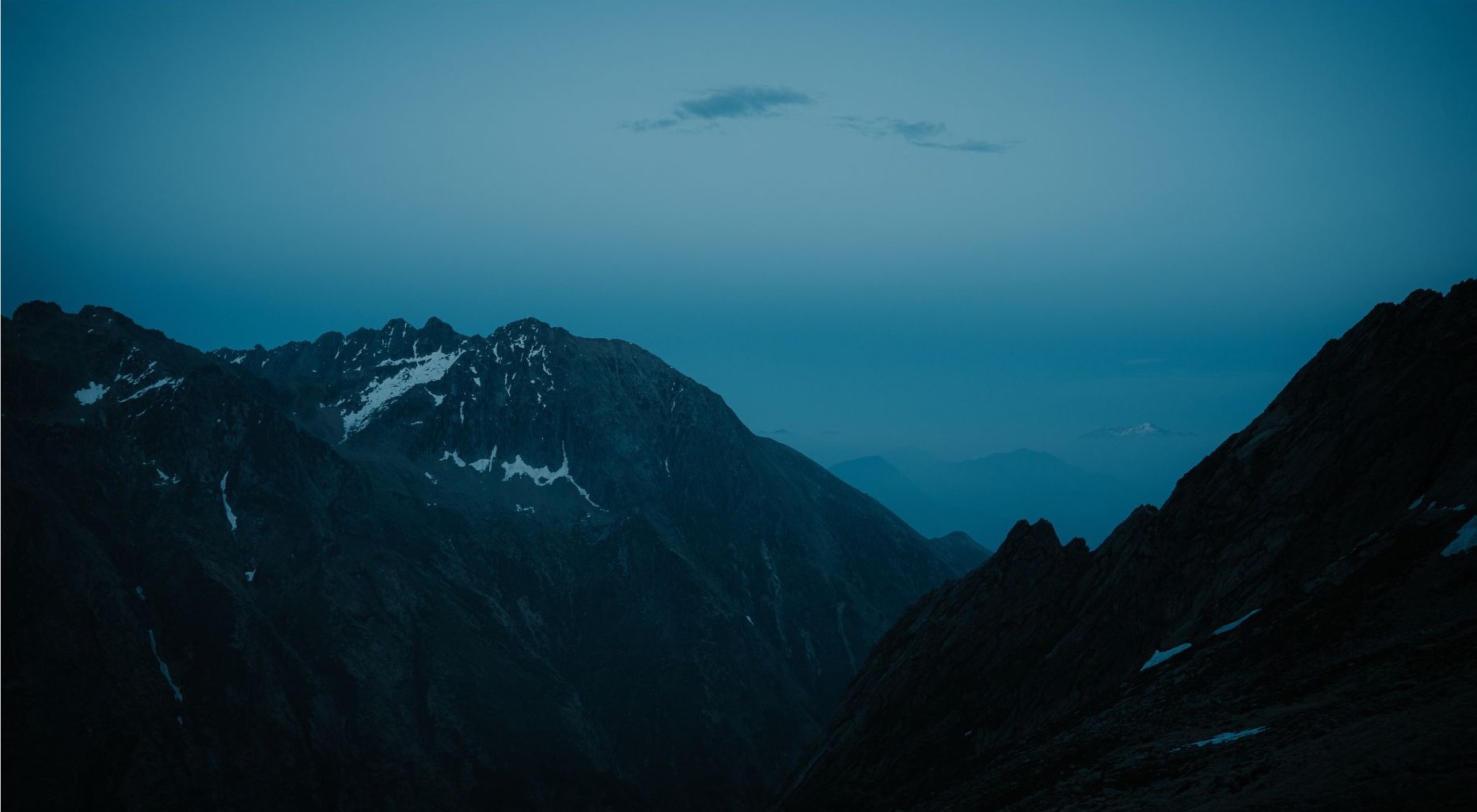 Vista sulle montagne all'alba