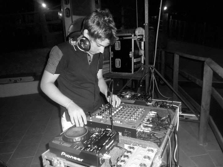 Simone De Sio da ragazzo al mixer durante un evento
