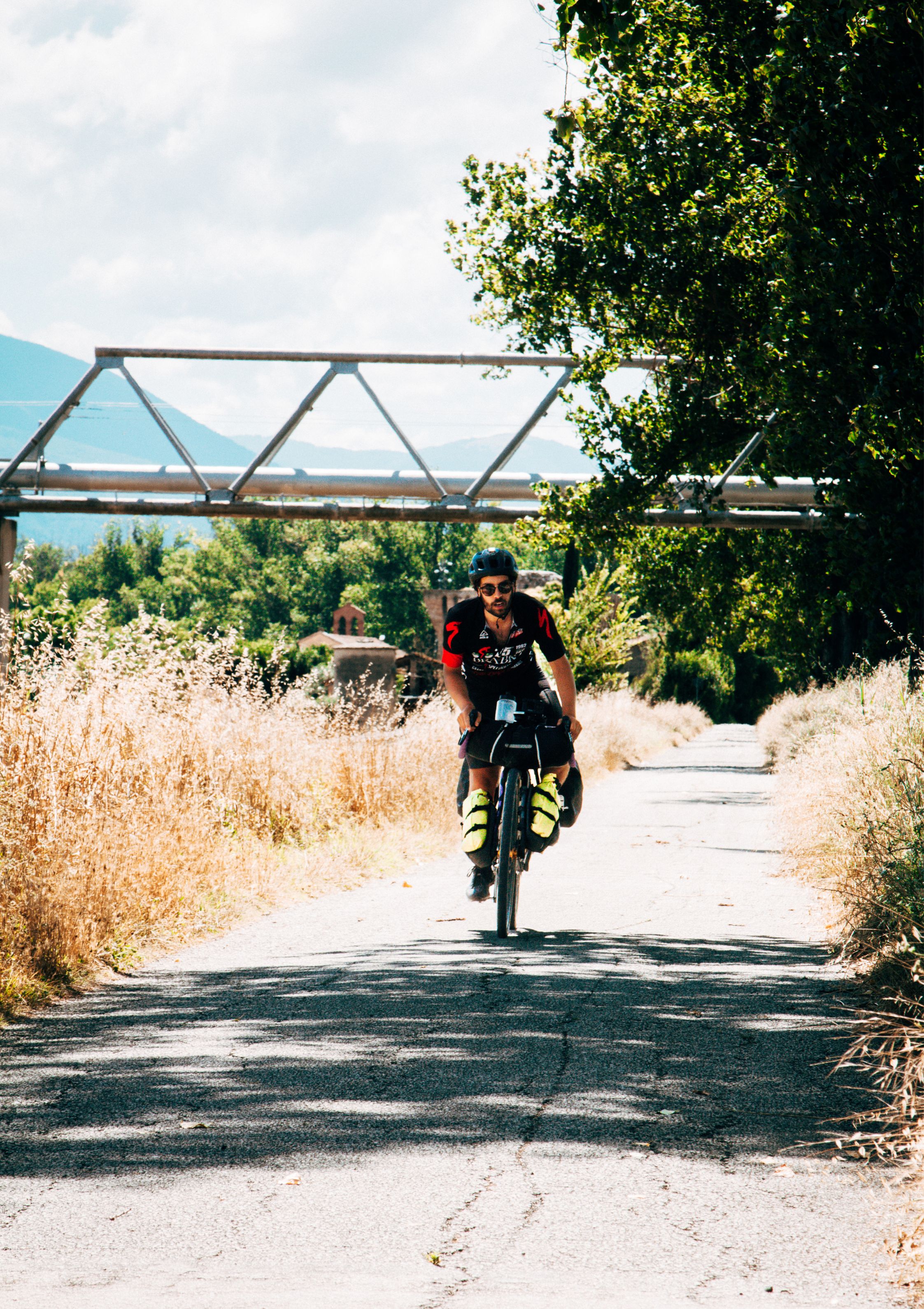 Simone De Sio durante la Via Francigena in bici