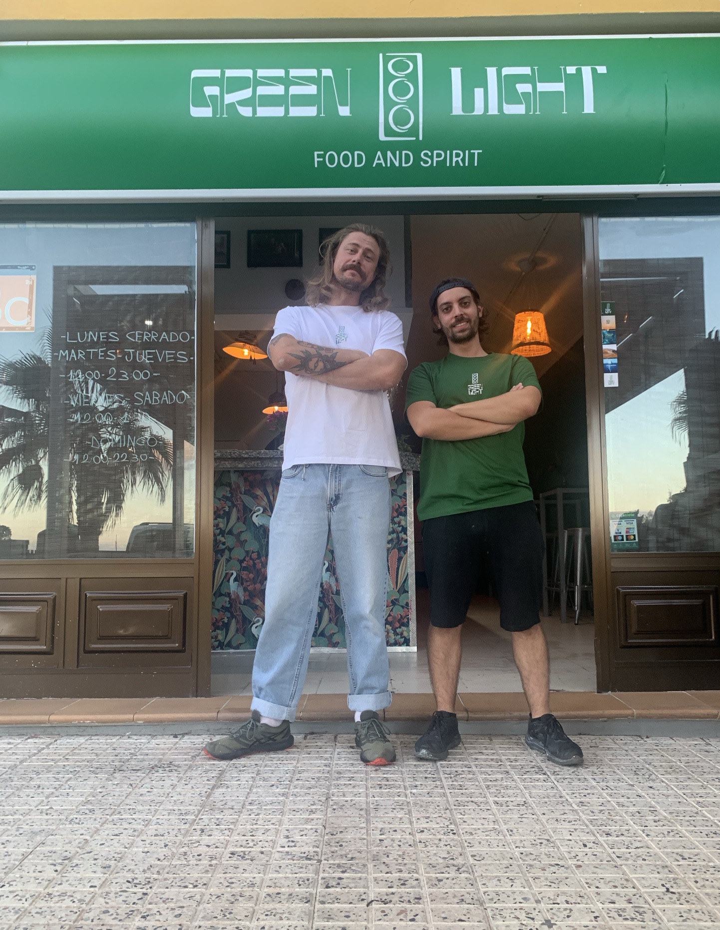 Simone De Sio davanti al locale aperto a Tenerife